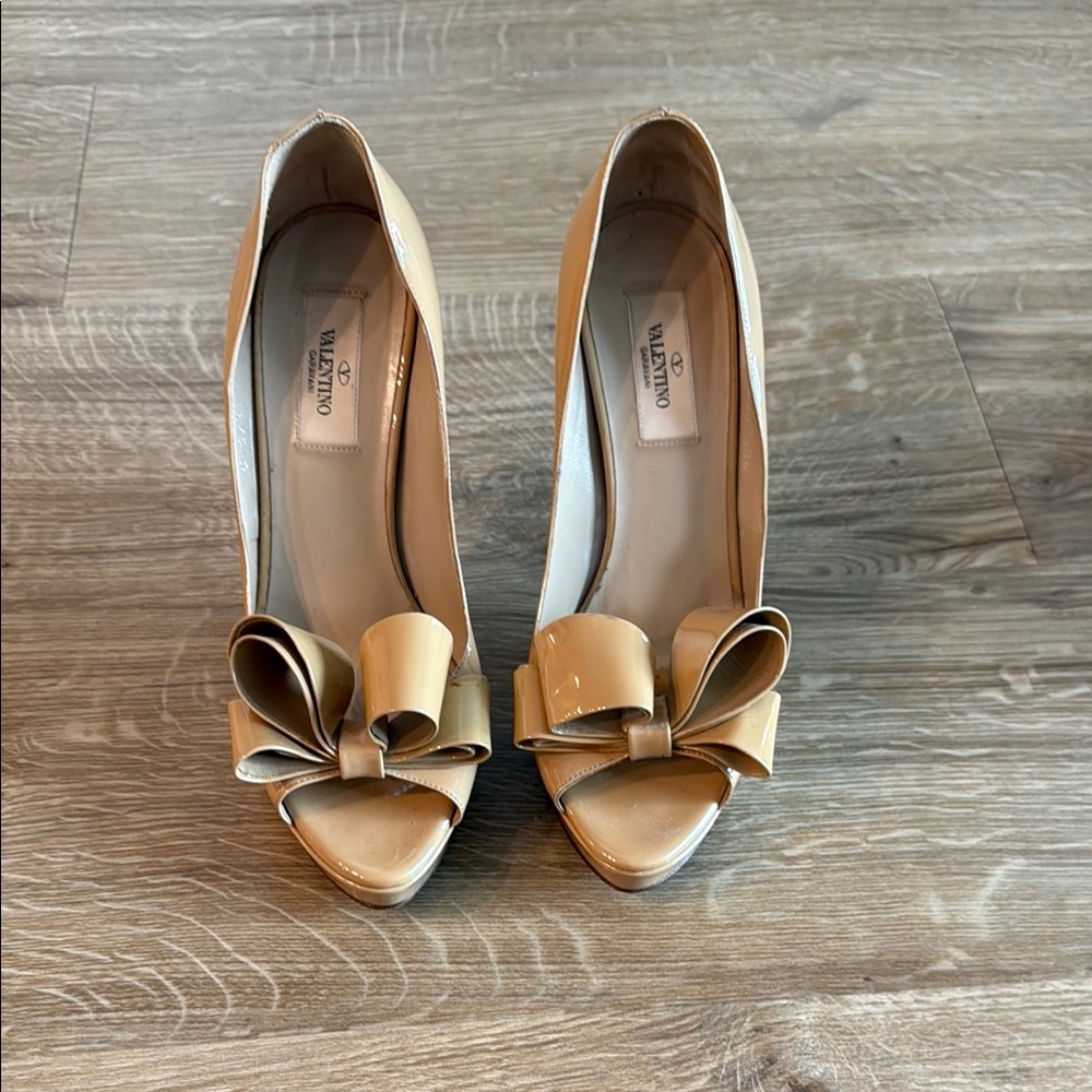 Valentino Tan Bow Heels Elegant Design